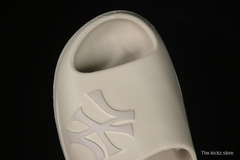 New York Yankees MLB Skipper Slide Summer Casual Sandals - 3ALPS015350IVS